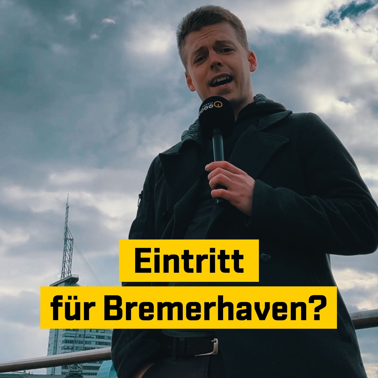 Reporter vor Kulisse Bremerhaven